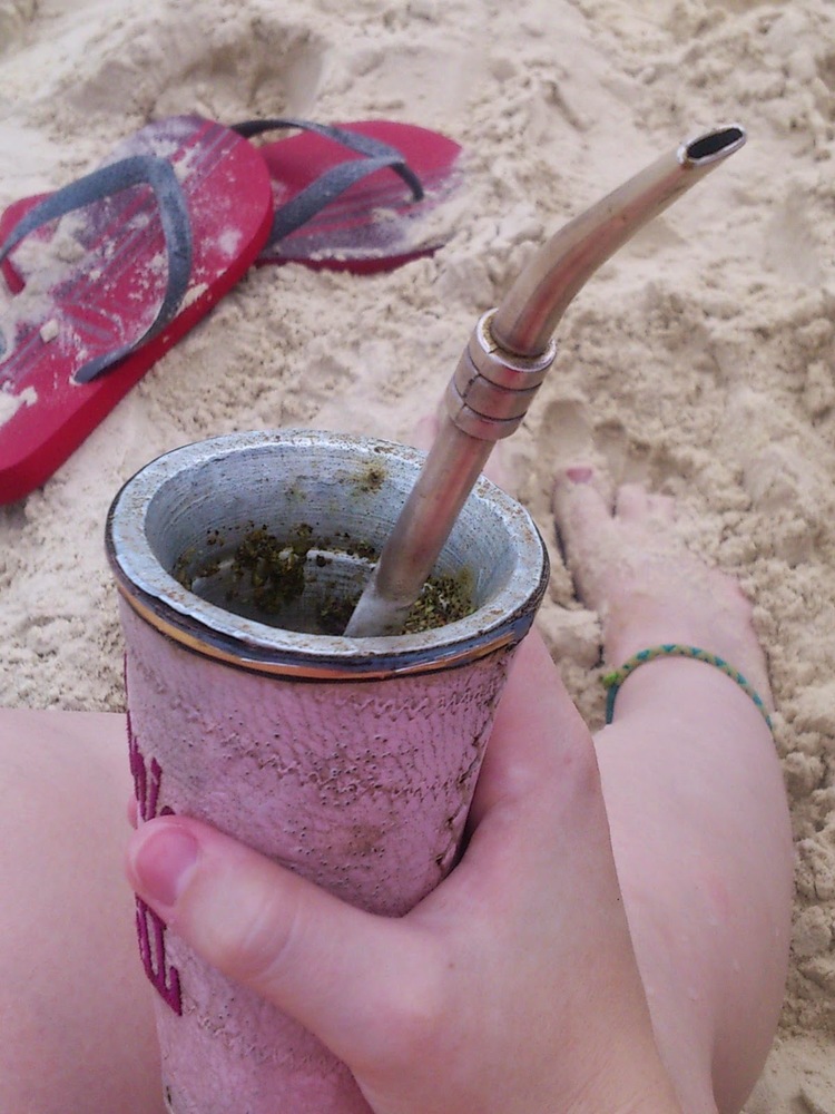 Austauschschülerin mit typischem Getränk am Strand in Paraguay